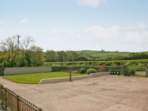 a garden with a fence and a yard with grass at Sparrow in Burton Bradstock