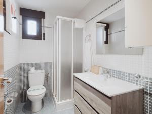 a bathroom with a toilet and a sink and a shower at Apartamento "MACHOTE" in Tordesillas