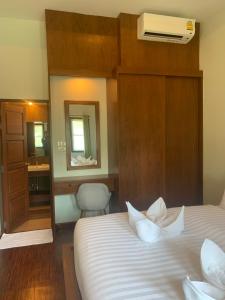 Postel nebo postele na pokoji v ubytování บ้านธานี (BAAN THANI)
