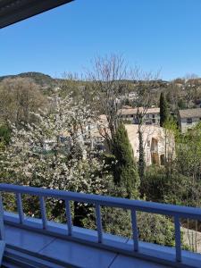 ラマルー・レ・バンにあるSTUDIO 2 étoiles Rénové Proche des THERMESの白い花が咲く丘のバルコニーからの眺め