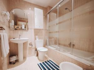 托爾德西拉斯的住宿－Apartamento "RASCALINDES"，浴室配有卫生间、盥洗盆和淋浴。