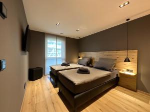 1 dormitorio con 2 camas y ventana grande en Apartment34 en Öhringen