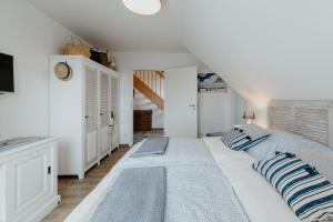 1 Schlafzimmer mit 2 Betten und blauen Kissen in der Unterkunft Ostseeblau in Zingst