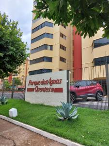 una señal frente a un edificio con coche en Aguas Quentes 601-B, en Caldas Novas