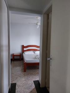 1 dormitorio con 1 cama y una puerta que conduce a una habitación en Aguas Quentes 601-B, en Caldas Novas