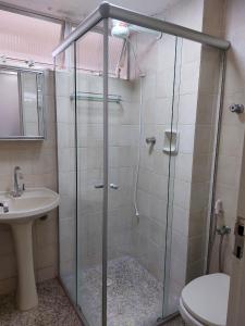 een badkamer met een douche, een toilet en een wastafel bij Aguas Quentes 601-B in Caldas Novas