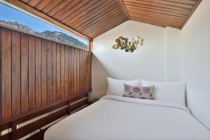 Ένα ή περισσότερα κρεβάτια σε δωμάτιο στο juSTa Grand View Resort & Spa, Manali