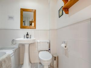 シャルドンにあるRussett Cottageのバスルーム(トイレ、洗面台、鏡付)