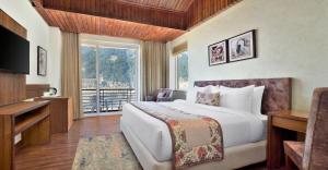 Ένα ή περισσότερα κρεβάτια σε δωμάτιο στο juSTa Grand View Resort & Spa, Manali