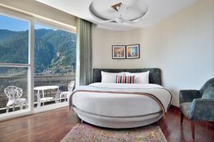 Ένα ή περισσότερα κρεβάτια σε δωμάτιο στο juSTa Grand View Resort & Spa, Manali