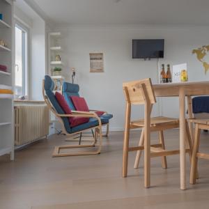 uma sala de estar com duas cadeiras e uma mesa em Gasthuis 20 verdiep 2 em Kuurne