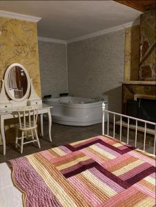 uma casa de banho com uma banheira, uma cama e um espelho. em Ağva Kapım Otel em Şile