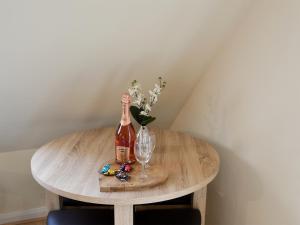 een tafel met een fles wijn en een glas bij The Studio in Warkworth