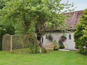 una puerta con un árbol delante de una casa en The Studio, en Warkworth