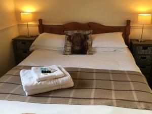 Una cama con dos toallas encima. en Boothferry - 18425 en Rosedale Abbey