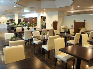 Een restaurant of ander eetgelegenheid bij HOTEL LiVEMAX BUDGET Iyo Mishima