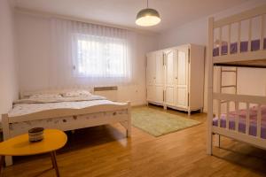 een slaapkamer met een bed en een stapelbed bij City Block Apartment in Pristina