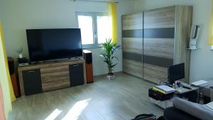 TV a/nebo společenská místnost v ubytování Yellow Cube