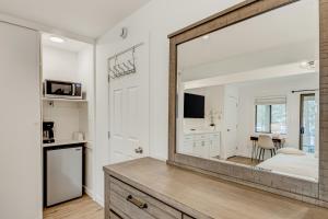 espejo grande en una habitación con dormitorio en Crystal Bay Comfort, en Incline Village 28 fotos más