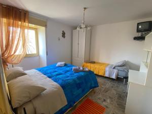 a bedroom with a large bed and a window at Casa Vacanze Maja e Ermes in Arsita