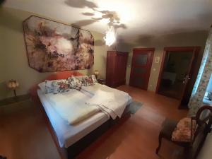 a bedroom with a bed and a painting on the wall at Doppelbettzimmer auf Bauernhof in Naturalleinlage in Königsberg