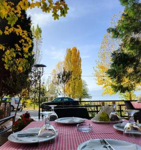 Un restaurante o sitio para comer en Mayberry Lake - Villa Medijapark