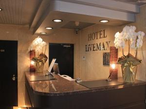 Area lobi atau resepsionis di HOTEL LiVEMAX BUDGET Tokyo Hamura Ekimae