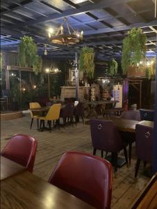 um restaurante com mesas e cadeiras num quarto em Ağva Kapım Otel em Şile