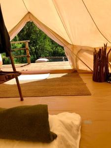 namiot z dywanem i krzesłem w pokoju w obiekcie Ella Retreat Glamping Bell Tent For Nature Lovers w mieście Ella