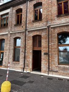 a red brick building with a door and windows at Ca Mimì in centro in Ravenna