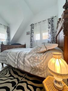 a bedroom with a bed and a table with a lamp at Magnifique villa - 5 chambres - Ifrane in Ifrane