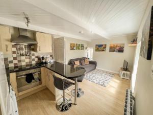 eine Küche und ein Wohnzimmer mit einem Sofa in der Unterkunft Dragonfly One in North Newton