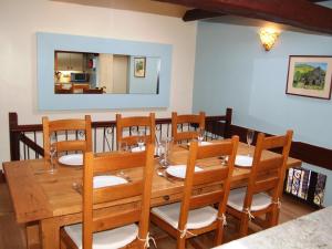 - une salle à manger avec une table et des chaises en bois dans l'établissement Gill Barn, à Bampton