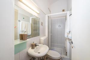 ein weißes Bad mit einem Waschbecken und einem WC in der Unterkunft Holiday home Mirko in Knin