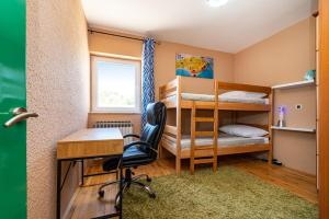 1 Schlafzimmer mit Etagenbetten, einem Schreibtisch und einem Stuhl in der Unterkunft Holiday home Mirko in Knin
