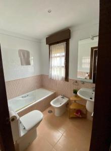 Noriega的住宿－Casona La Teja en Ribadedeva，带浴缸、卫生间和盥洗盆的浴室