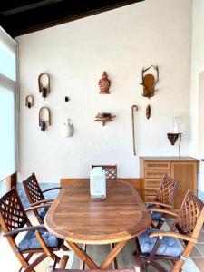 Noriega的住宿－Casona La Teja en Ribadedeva，一间带木桌和椅子的用餐室