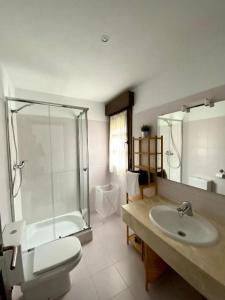 Noriega的住宿－Casona La Teja en Ribadedeva，浴室配有卫生间、盥洗盆和淋浴。