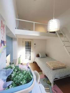 una habitación con una gran bañera de plantas. en Glen Stage 中浦和 en Saitama