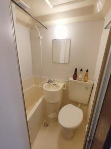 a bathroom with a toilet and a bath tub at Glen Stage 中浦和 in Saitama