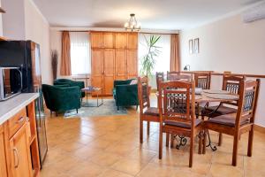 a kitchen and dining room with a table and chairs at Vojtek Pince Vendégház in Villány