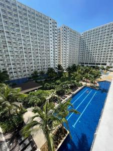 an aerial view of a large apartment building with a swimming pool at Shawnalyn Condo-tel at Mall of Asia Philippines in Manila