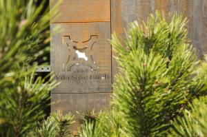 ein Schild für ein Gebäude mit einem Hund drauf. in der Unterkunft Hotel Villa Saxe Eiffel in Paris