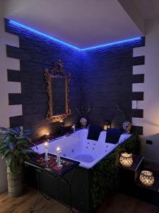 Habitación con bañera con iluminación azul. en Palmina's Apartments, en Brindisi