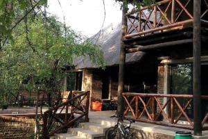 een fiets geparkeerd voor een bakstenen huis bij Amani Milele (Everlasting Peace) in Marloth Park