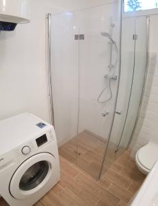 A bathroom at Kislakás Esztergomban