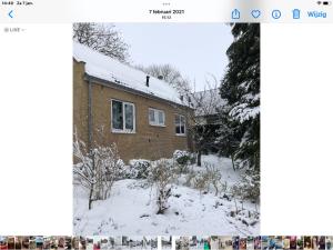 a picture of a house in the snow at Vredig Toeven in Klaaswaal