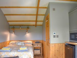 Dormitorio pequeño con cama y TV en The Ash Uk38291 en Crosby Garrett
