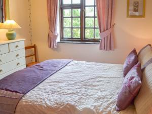MarldonにあるThe Berry - 15607のベッドルーム(ベッド1台、窓付)