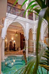 una piscina al centro di un edificio di Riad Esmeralda a Marrakech